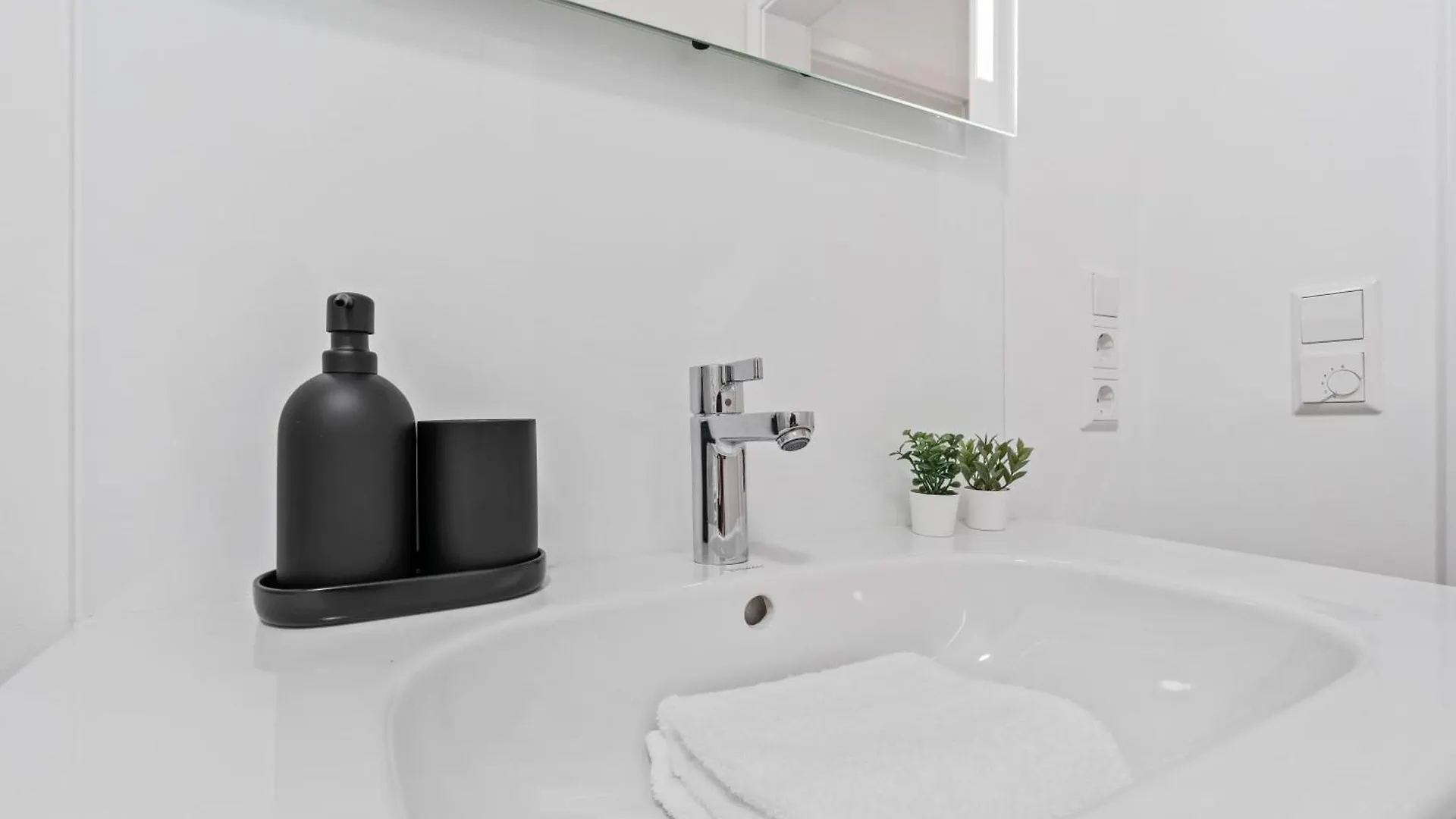 Modern 2Br Apartment In Bivange With Balcony, Wi-Fi, Free Parking Roeser 0*,