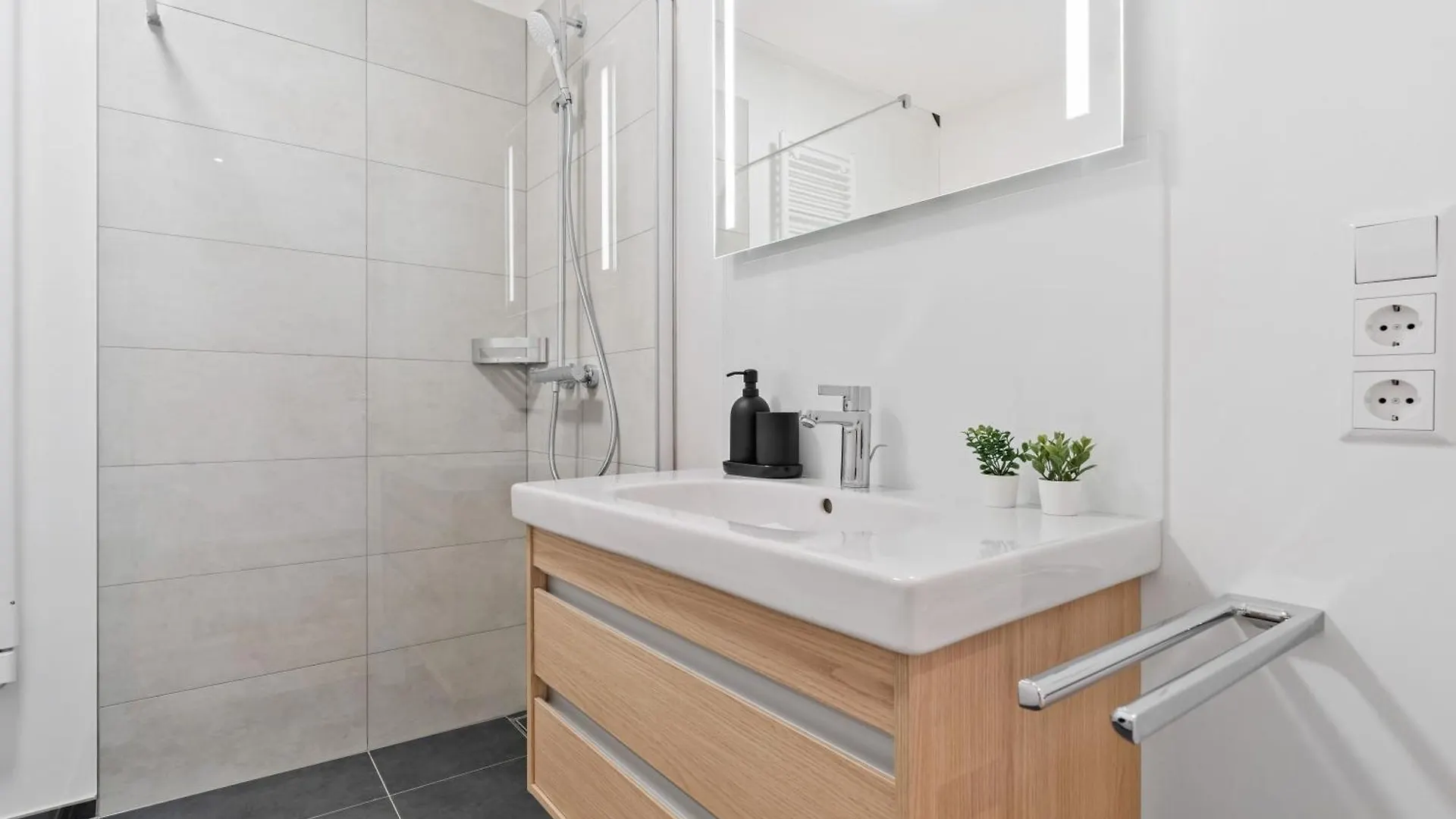 Modern 2Br Apartment In Bivange With Balcony, Wi-Fi, Free Parking Roeser